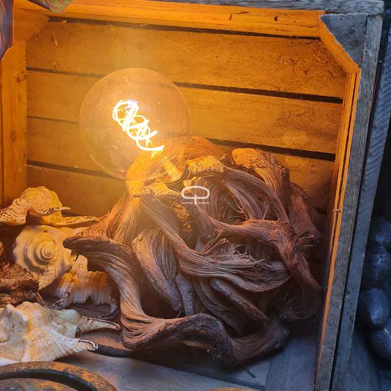 De Knoop – Compacte Tafellamp van Gedraaid Hout & Licht