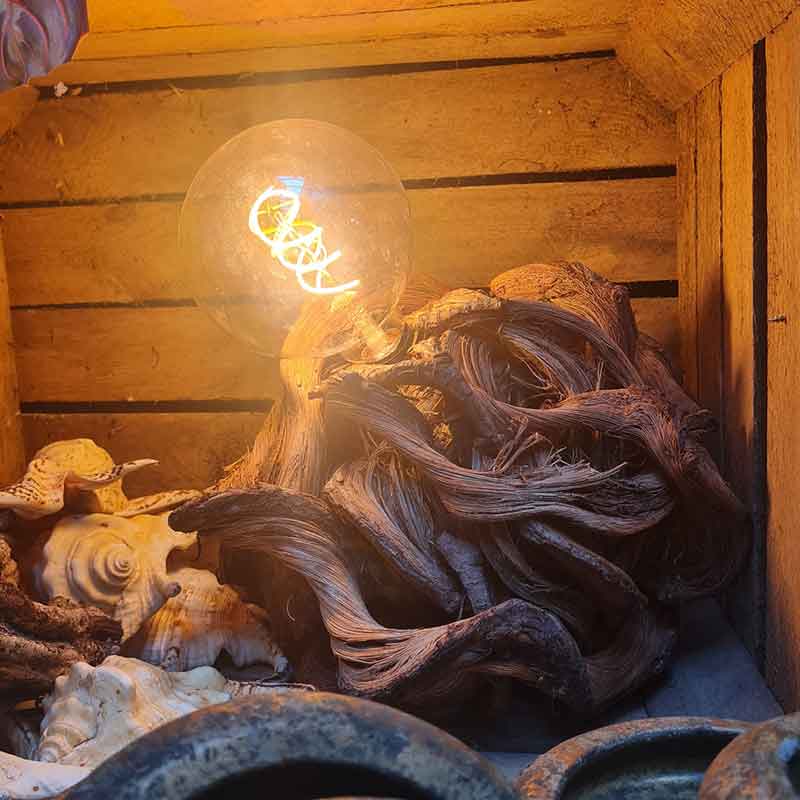 De Knoop – Compacte Tafellamp van Gedraaid Hout & Licht