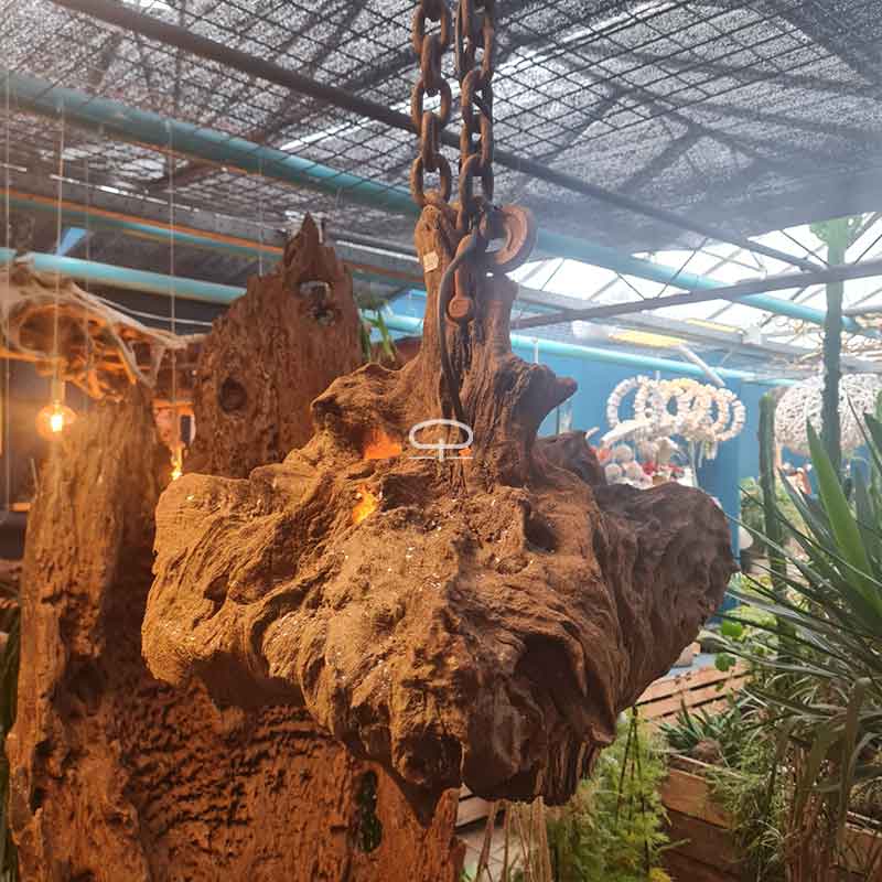 De Oerbron – Hanglamp van Versteend Hout & IJzerkracht zij aanzicht