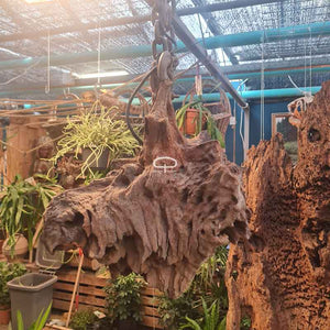 De Oerbron – Hanglamp van Versteend Hout & IJzerkracht zij aanzicht