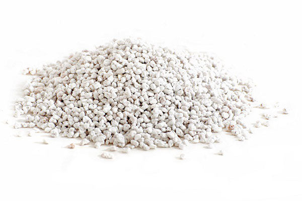 LUCHTIG PERLIET Uitstekende toevoeging voor kokosvezel en verbetert de structuur van organische bodems. Maakt het kweken in potten simpeler | verkrijgbaar via www.drakenbloedboom.com